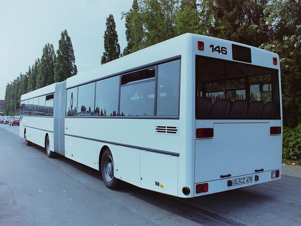 Wagen 146. Obwohl man sich von einer anderen Tradition, der absteigenden Nummerierung der Gelenkbusse bereits verabschiedet hatte, m�chte ich diese drei Fahrzeuge dennoch in der Reihenfolge 146 bis 144 vorstellen. Den Grund daf�r verrate ich sp�ter. Diese Aufnahmen von Wagen 146 entstand im Mai 1993 an der Haltestelle des Park & Ride-Parkplatzes an der Weser-Ems-Halle. Ich habe von dem Bus leider keine Bilder die ihn mit Werbung zeigen, ich glaube aber mich daran zu erinnern, dass der Wagen die Nachfolge von Wagen 162 antrat und Werbung f�r TELEPOINT erhielt. Der folgende LINK zeigt den Bus dann bereits nach seinem Ausscheiden im Einsatz f�r die Firma Schomacker in Vechta : http://www.student.uni-oldenburg.de/bjoern.kesting/fzl/vwg/schomaker199l.jpg . 