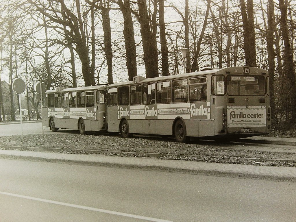 Wagen 146, OL-AC 976, EZ: 1975, FIN: 30700013002932. Um 1978 erhielt der Fuhrpark neben Wagen 139, einen weiteren Bus mit Werbung f�r das FAMILA-Center in Wechloy, nachdem er vorher mit einer mir nicht bekannten Werbung ausgestattet war. Auf diesem seltenen Bild stehen beide Fahrzeuge, Wagen 146 und davor Wagen 139, an der Endstation der Linie 14 in HUNDSM�HLEN. Die Aufnahme stammt vom 25.03.82. Auch auf diesem Foto ist gut zu erkennen, dass der vordere Bus bereits mit runden Blinkern am oberen Heck ausgestattet ist, w�hrend der ein Jahr j�ngere Wagen 146 noch die original eingebauten eckigen Blinker tr�gt.