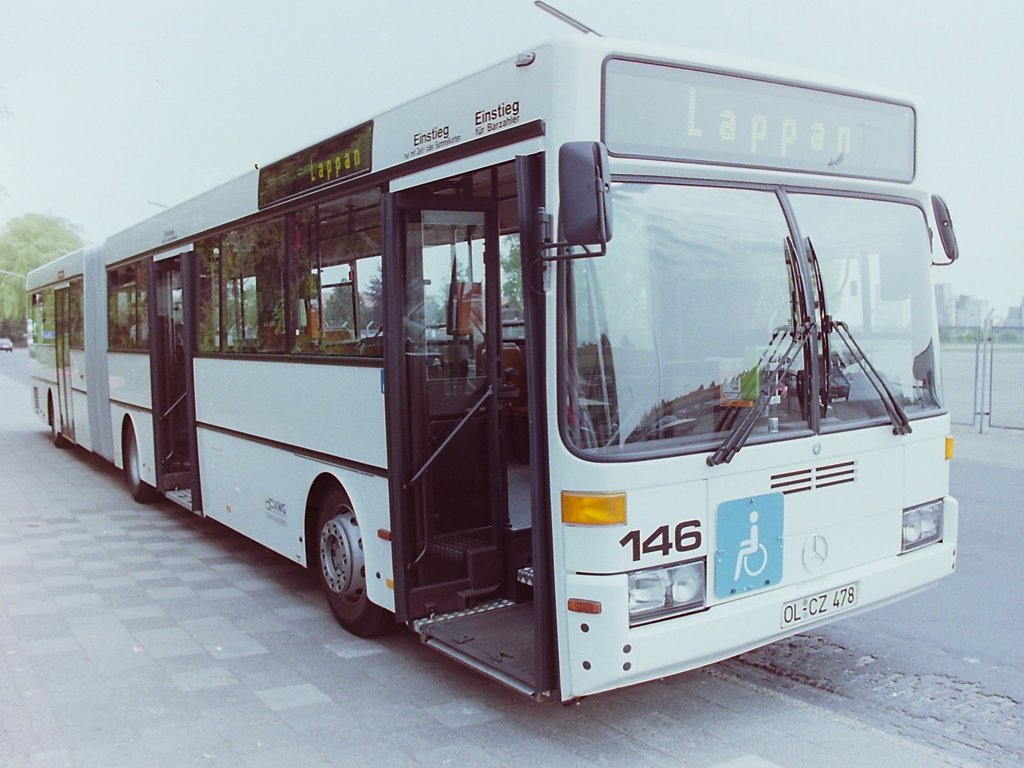 Wagen 146, OL-CZ 478, EZ: 26.03.1993, WDB35720013072223. Am 26.03.1993 folgten drei weitere Fahrzeuge in den Fuhrpark der VWG. Es handelte sich um Gelenkbusse des Herstellers Daimler Benz vom Typ O 405 G, ein Fahrzeugmuster, von dem ja bereits drei Fahrzeuge im Einsatz waren. Im Gegensatz zu den Solowagen verzichtete man hier aber auf die Bildung eines Zusammenhanges zwischen Baujahr und Wagennummer. Die Busse erhielten die Betriebsnummern 144 bis 146, da man ja mittlerweile beschlossen hatte den urspr�nglich mit den Nummern 101 bis 103 angeschafften Gelenkbussen die Nummern 141 bis 143 zuzuordnen.  
