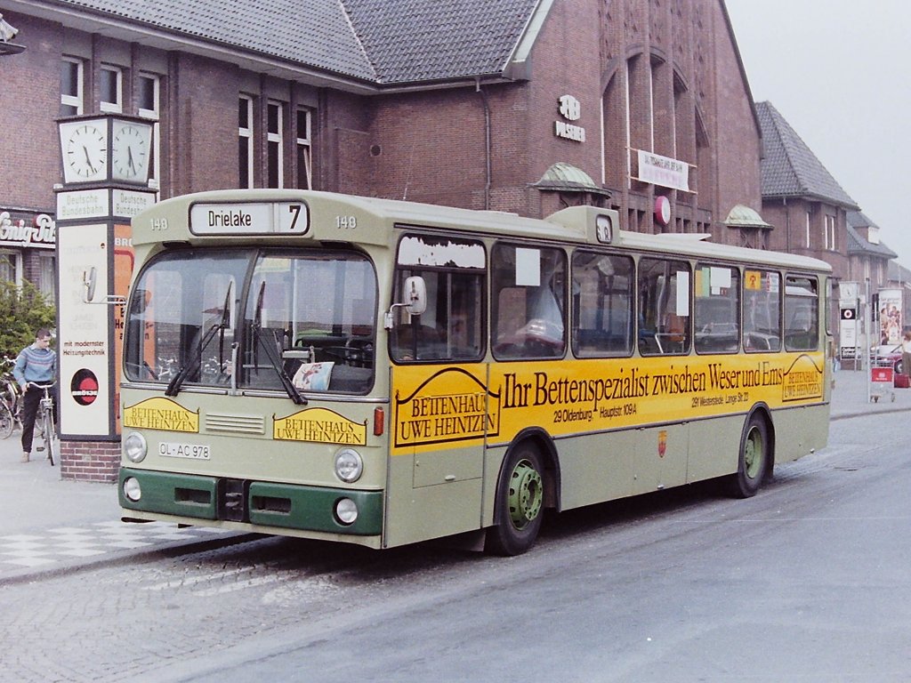Wagen 148. Bei dieser Aufnahme  von Wagen 148 aus dem April 1984 lohnt es sich genauer hinzusehen. F�r den ge�bten Busbetrachter besonders auff�llig : Der Bus hat mit seiner neuen Werbung, jetzt f�r das Bettenhaus UWE HEINTZEN, gleichzeitig seinen Stern verloren. Gut zu erkennen ist auch, dass der Busfahrer die Zielschilder und Linientransparente umkurbelt. Zum Zeitpunkt als diese Aufnahme entstand teilten sich die Linien 7 und 9 den Hauptbahnhof als gemeinsame Endstelle. Findige Rechner bei Pekol hatten, um einen Bus mit zwei Fahrern einzusparen, die Uml�ufe der Busse so gelegt, dass die Fahrzeuge jeweils nach Erreichen des Bahnhofes die Linie wechselten. Die Fahrer hatten allerdings bei Versp�tung kaum noch Pausenzeiten und es lohnte sich manchmal nicht mal den Motor abzustellen. Eine weitere Besonderheit ist der gelbe Klebestreifen unterhalb des vierten Fensters. Mehr dazu auf dem n�chsten Bild.