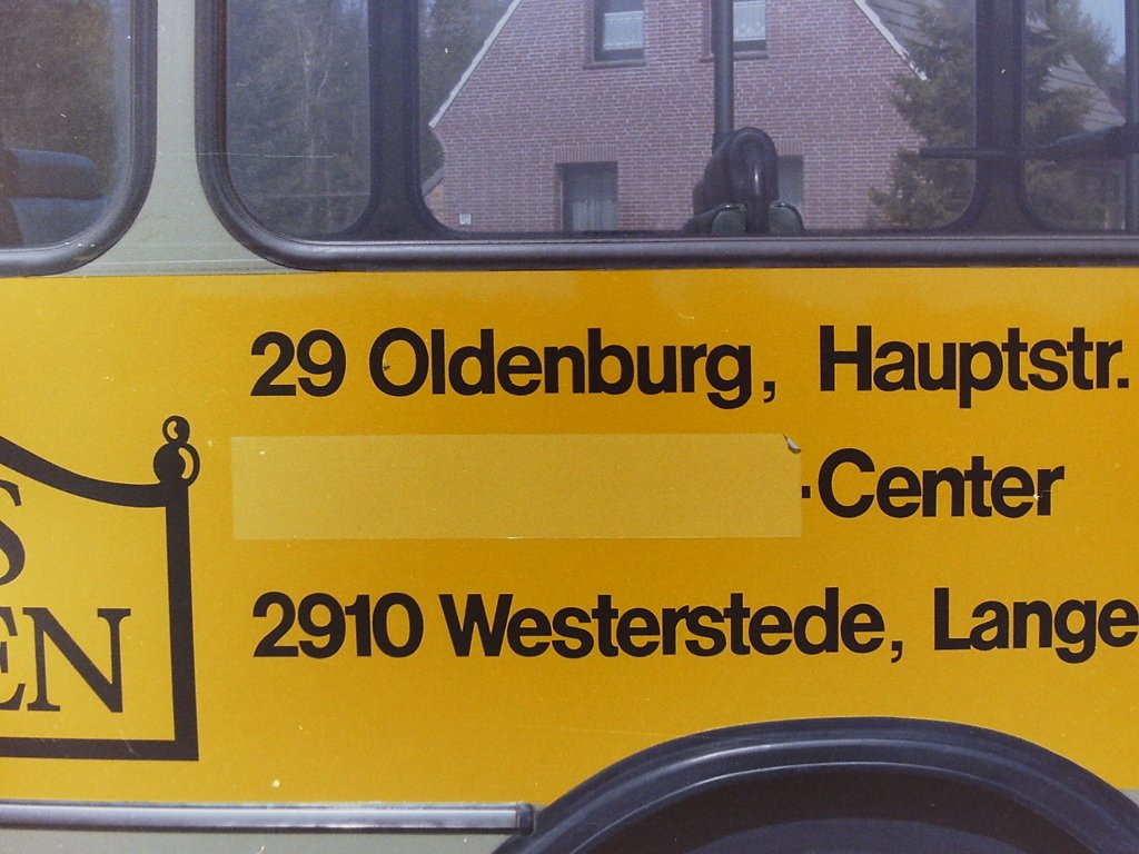 Wagen 148. Ebenfalls aus dem April 1984 stammt diese Detailaufnahme von der T�rseite des Busses. Aufgenommen an der Endstation der Linie 4 IM BROOK. Da die Filliale des Bettenhauses im Famila-Center in Wechloy noch nicht er�ffnet war, hatte man einfach alle entsprechenden Hinweise am Bus mit Klebeband �berdeckt. Der Bus war so einige Wochen im Einsatz.