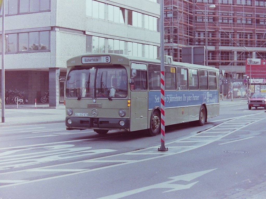 Wagen 149, OL-AC 979, EZ: 1975, aufgenommen im Mai 1983 auf der Busspur in der Moslestra�e. Der Bus trug diese Werbung �ber acht Jahre. In dieser Zeit feierte allerdings das traditionsreiche Mercedes-Autohaus GEORG SCHWARTING an der Ammerl�nder Heerstra�e sein 50. Betriebsjubil�um. Nicht so schlimm, wenn man nicht mit dem Slogan  Seit �ber 4 Jahrzehnten ihr guter Partner  werben w�rde. Die Werbung musste also ge�ndert werden. Mehr auf dem n�chsten Bild. Wenige Monate nachdem dieses Bild entstand erhielt der Bus eine neue Werbung, f�r Optik und Modellbahn SCHL�TER in der Staustra�e, die er bis zu seinem Ausscheiden im Jahr 1986 trug.