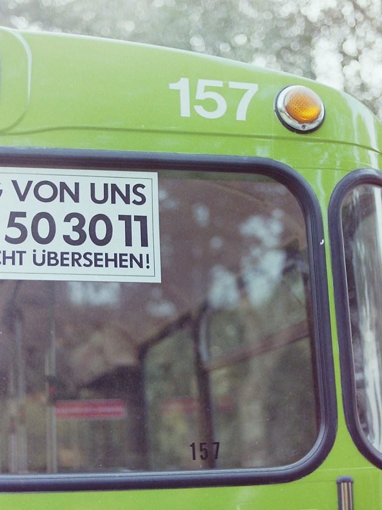 Wagen 157. ... auf der Heckscheibe klebt eine kleine  157 . Vielleicht wollte man beim Lackieren einfach sicher gehen, sp�ter wieder die richtige Wagennummer anzubringen ! Oder ?
