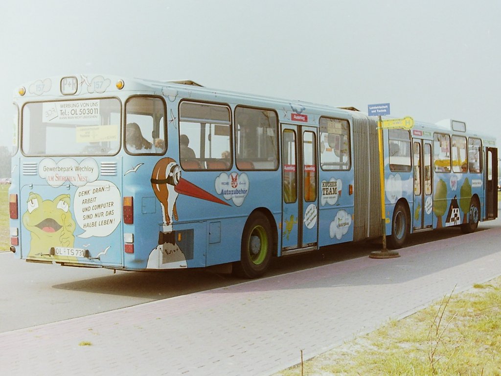 Wagen 157. ... denn nun befanden sich neu gepr�gte Schilder an dem Fahrzeug. Deutlich ist dies an dem schmaleren Buchstaben  O  zu erkennen. Ansonsten war der Bus zwar bunt und auff�llig, aber auf den ersten Blick war schwer zu erkennen wof�r er eigentlich Werbung trug. Am einfachsten war dies noch an Front und Heck zu sehen, wo die Aufschrift  Gewerbepark Wechloy - Am Storchen Nest  angebracht war. Das Storchen Nest war ein Tanzlokal an der Ammerl�nder Heerstra�e, das sp�ter ausbrannte. Heute befindet sich dort das  K�CHEN-TEAM . Eine nette Idee waren die stilisierten Wolken, in denen auch die Wagennummer in die Werbung eingearbeitet war, oder die Sprechblasen ...