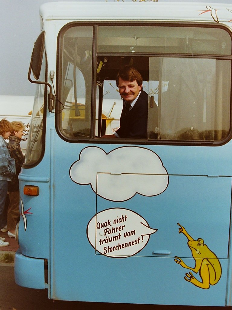 Wagen 157. ... mit Hinweise wie diesem. Das musste auch der Fahrer Helmut K. l�cheln. Die Sprechblase unterm Fahrer wurde aber ebenso ge�ndert, wie die am Heck, ...