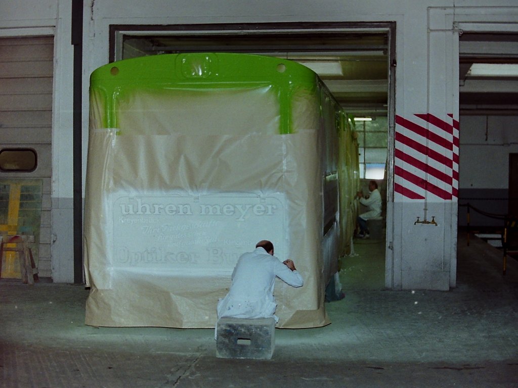 Wagen 157. Im September 1989 stand der Bus aber wieder bei der VWG in der Lackierbox. Zwei externe Grafiker waren mit der Vorbereitung f�r die Lackierung der Werbefl�chen besch�ftigt. Dies war zu dieser Zeit noch echte Handarbeit und musste ohne die M�glichkeit von Grafikprogrammen und  Plottern, mit denen heute Schriftz�ge entworfen und hergestellt werden, in jedem Detail per Hand aufgebracht werden.