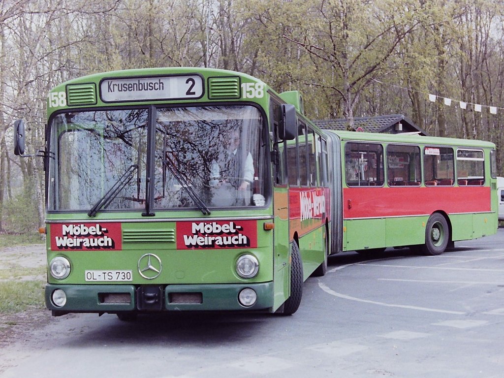 Wagen 158. ... denn der Bus fuhr einige Monate mit einem zwar grundierten, aber nicht beschrifteten Nachl�ufer umher. Der Begriff  Nachl�ufer  trifft aber eigentlich bei dieser Art Gelenkbus nicht zu, denn der Motor sa� im Heck und trieb die letzte Achse an. Es m�sste also eher  Anschieber  hei�en. Wie auch immer, dieses Bild zeigt den Bus �ber ein halbes Jahr nach der Zulassung, im April 1984, an der Endstation der Linie 2 FLUGHAFEN. 