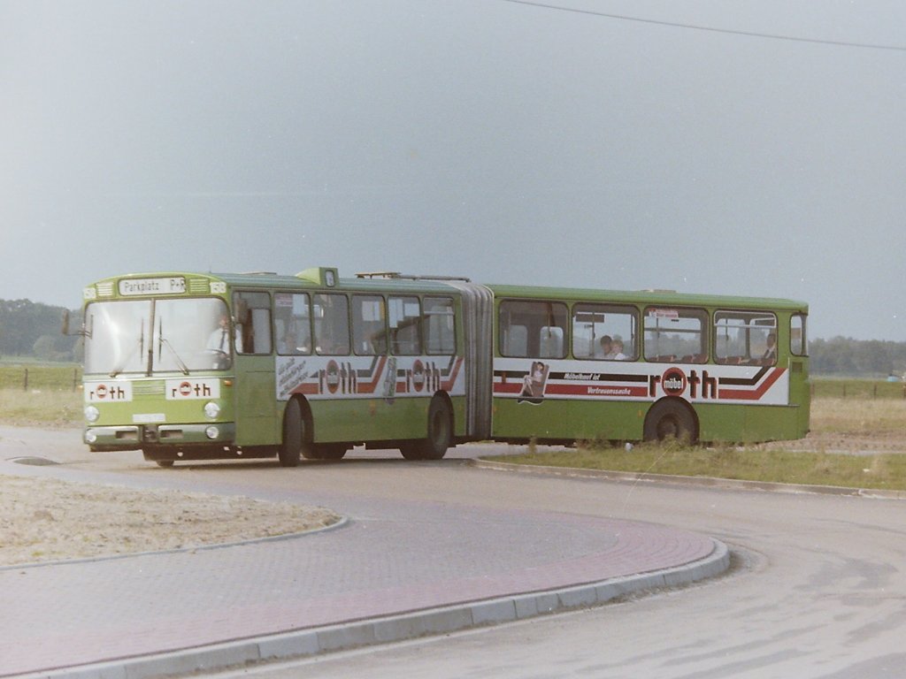 Wagen 158. ... war auch Wagen 158 ab 1985 mit neuer Beschriftung, aber wieder f�r ein M�belhaus im Einsatz. Hier, aufgenommen am 06.10.85 im Osthafen, jetzt mit M�BEL ROTH-Werbung im Park & Ride Verkehr f�r den Kramermarkt und den verkaufsoffenen Sonntag. Nachtrag v. 12.08.2011 : Als n�chstes Bild h�tte an dieser Stelle ein Foto des Busses mit einer neuen Version der M�BEL ROTH-Werbung folgen m�ssen. Ich habe das entsprechende Negativ aber zu sp�t gefunden. Sie finden das Foto zum Abschlu� der Zulassungen von 1986 oder unter diesem LINK : http://pekol-busse.startbilder.de/name/einzelbild/number/153813/kategorie/Neueste.html