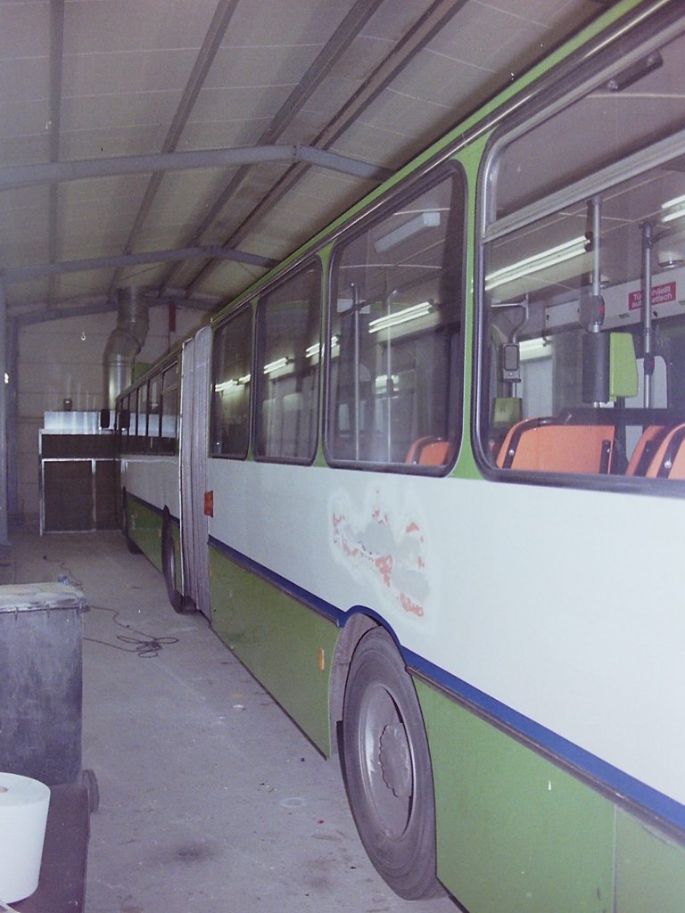 Wagen 158. Nach einem Tip fand ich den Bus Anfang 1993 in der Lackierhalle der Firma VILLWOCK-Werbung, wo er gerade vorbereitet wurde, um ... 