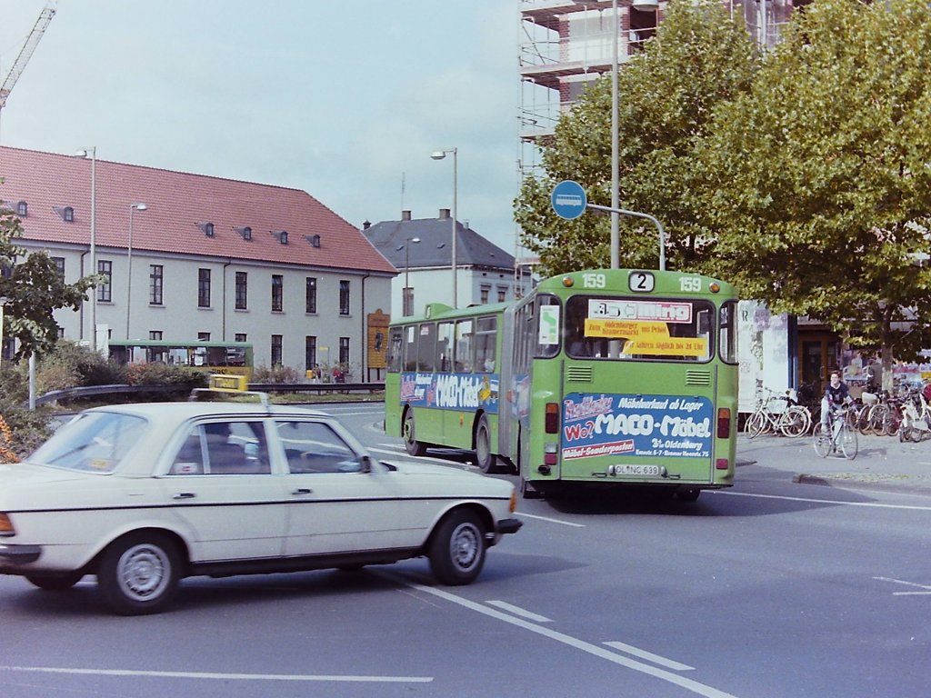 Wagen 159, ... schwungvoll nach links auf die richtige Streckenf�hrung zu wechseln. Auf diese Weise bekommt man, ohne als Fotograf die Position wechseln zu m�ssen, den Bus aus beiden Perspektiven vor die Linse.