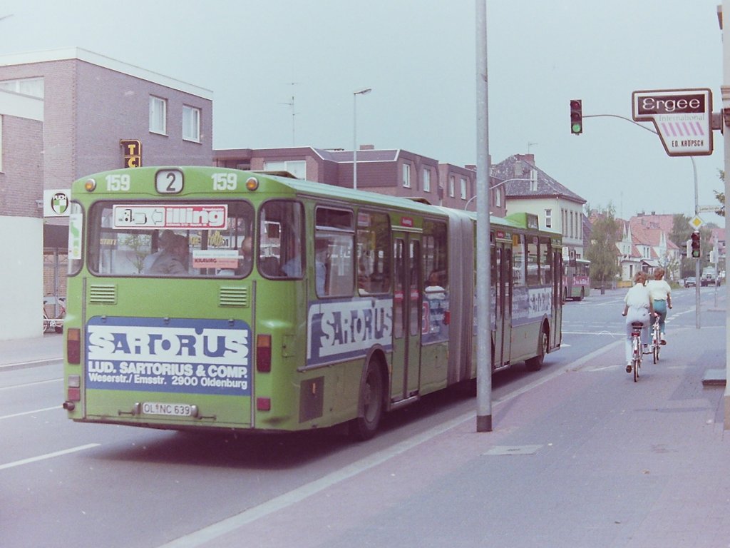 Wagen 159, aufgenommen im Juli 1983 auf der Alexanderstra�e. Im Hintergrund Wagen 160 an der Haltestelle Melkbrink. Das Farbfoto ist deshalb interressant, weil ...