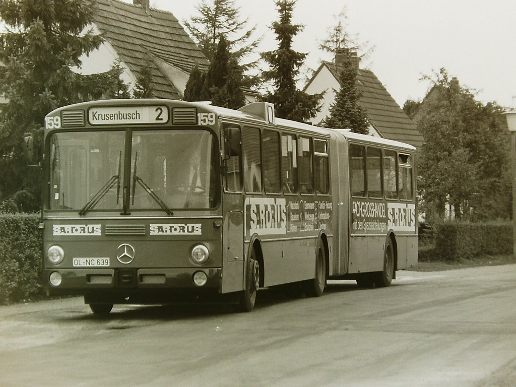 Wagen 159, OL-NC 639, EZ: 1981. Auch der dritte O 305 G von Daimler Benz beerbte einen alten MAN SG 192 und fuhr zun�chst mit Werbung f�r SARTORIUS. Auf dieser Aufnahme steht der Bus zwei Monate nach seiner Indienststellung, am 05.10.81, in frischem Lack an der Endstation der Linie 2 LEUCHTENBURGER STRASSE. Bei Mercedes waren die Wagennummern in diesem Jahr �brigens etwas gr��er ausgefallen als bei MAN