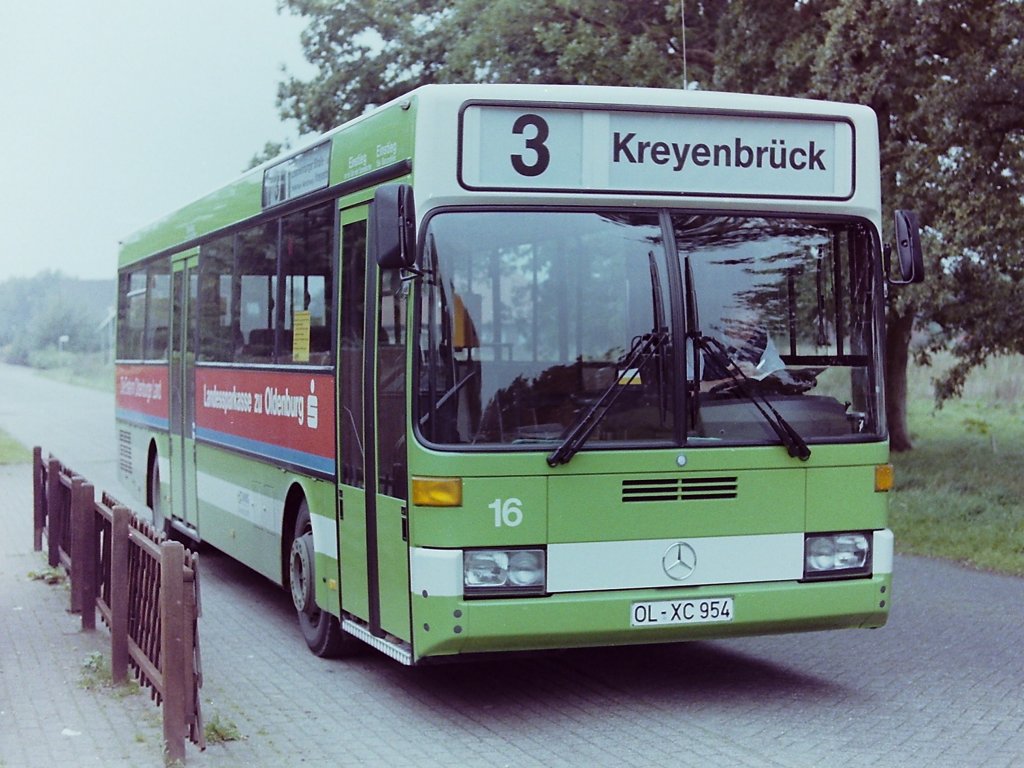 Wagen 16, OL-XC 954, Bj. 1987. Alle drei Busse wurden Ende 1992 umlackiert und erhielten die neue Reklame, wie sie schon auf Wagen 51 zu sehen war. Hier lohnt sich aber noch der Blick auf die alte Version, denn die Lackierer hatten es mit der Ausrichtung der Schrift nicht ganz so exakt genommen. Der Schriftzug  Landessparkasse zu Oldenburg  hat eine deutliche Tendenz nach oben. Das Bild entstand an der Endstation OFENERFELD der Linie 3, im September 1988.
