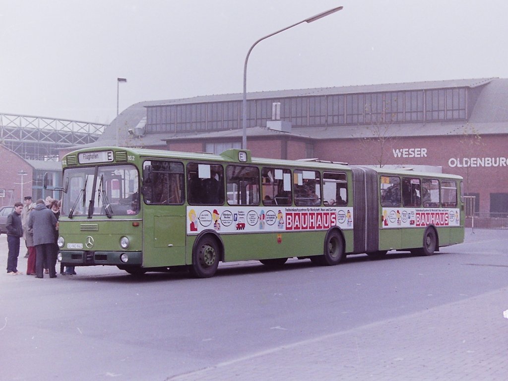 Wagen 162. W�hrend auf dem vorherigen Bild die Werbung von der Front bis nach hinten geht, beginnt sie hier zum Beispiel erst unter dem zweiten Fenster. Nachdem man festgestellt hatte, dass sich die Folie h�ufig an Klappen oder Kanten zuerst l�ste, wurden diese wenn m�glich ausgelassen. Auf diesem Foto, dass den Bus als Einsatzwagen w�hrend des Tages der offenen T�r des Jagdbombergeschwader 43 auf dem Fliegerhorst Oldenburg am 11.11.84 an der Weser-Ems-Halle zeigt, ist auch deutlich zu sehen, dass der Schriftzug BAUHAUS nun zweimal aufgeklebt wurde.