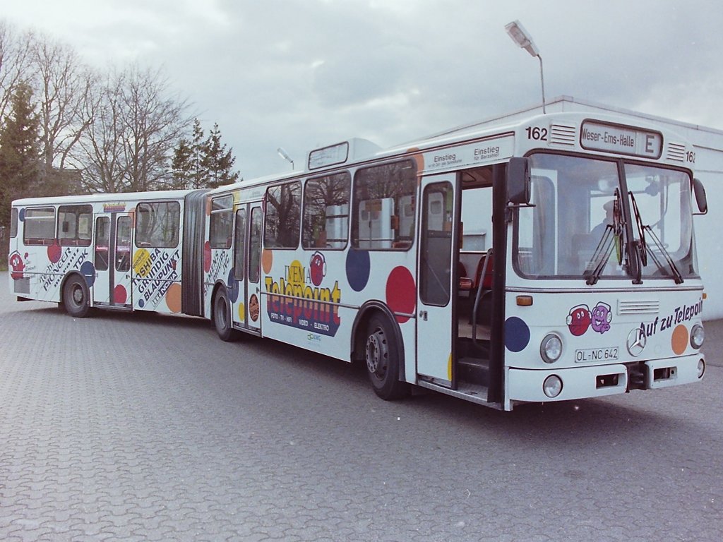 Wagen 162. Zur�ck zum einzigen Gelenkbus mit BAUHAUS-Werbung. Er geh�rte zu den ersten ganzlackierten Fahrzeugen und war erst der zweite Gelenkbus, der ohne das typische Gr�n zum Einsatz kam. Mit dem Hinweis  Alles Pluspunkte  warb die Firma TELEPOINT bis zu seinem Ausscheiden mit diesem Bus. Die Aufnahme entstand denn auch erst kurz davor, im April 1992 auf dem Betriebshof in B�rgerfelde.