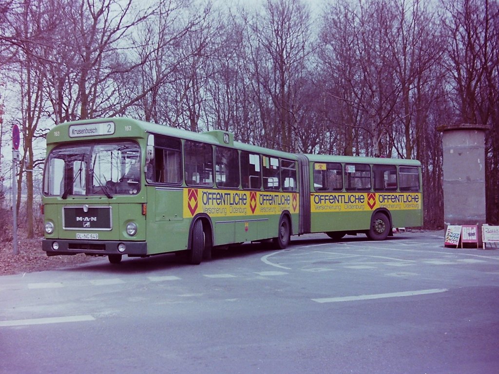 Wagen 163, OL-NC 643, EZ: 1978. F�nf Jahre nachdem die letzten Gelenkbusse eingekauft waren wurde der Fuhrpark durch einen neuen Gelenkbus vom Typ SG 220 erg�nzt. Der Bus war im Prinzip baugleich mit den SG 192, hatte aber ein Automatikgetriebe und einen st�rkeren Motor. Der sa� allerdings nach wie vor in der Wagenmitte, vor der zweiten Achse. Der Nachl�ufer von G�ppel war wie bei den SG 192 auch aufgesattelt und die letzte Achse lenkte mit. Bei den OVB Pekol blieb der Bus aber ein Einzelst�ck. Er war zwar der erste Gelenkbus im neuen Gr�n, der Tradition absteigender Wagennummern bei den Gelenkbussen folgend erhielt er aber die Nummer 163, lediglich mit dem Kennzeichen, schlo� man an die 77er-Zulassungen an. Das Prinzip  500 plus Wagennummer  schien hier aber nicht m�glich gewesen zu sein. Im Gegensatz zu den Solowagen von 1977 waren nun auch Nebelscheinwerfer in der Sto�stange angebracht. Die Aufnahme zeigt den Bus im M�rz 1983 an der Endstation der Linie 2 am FLUGHAFEN. Werbetechnisch l�ste der Bus den Wagen 102 ab, einen DB O 305 aus dem Jahr 1969, der bereits 1977 ausgeschieden war.