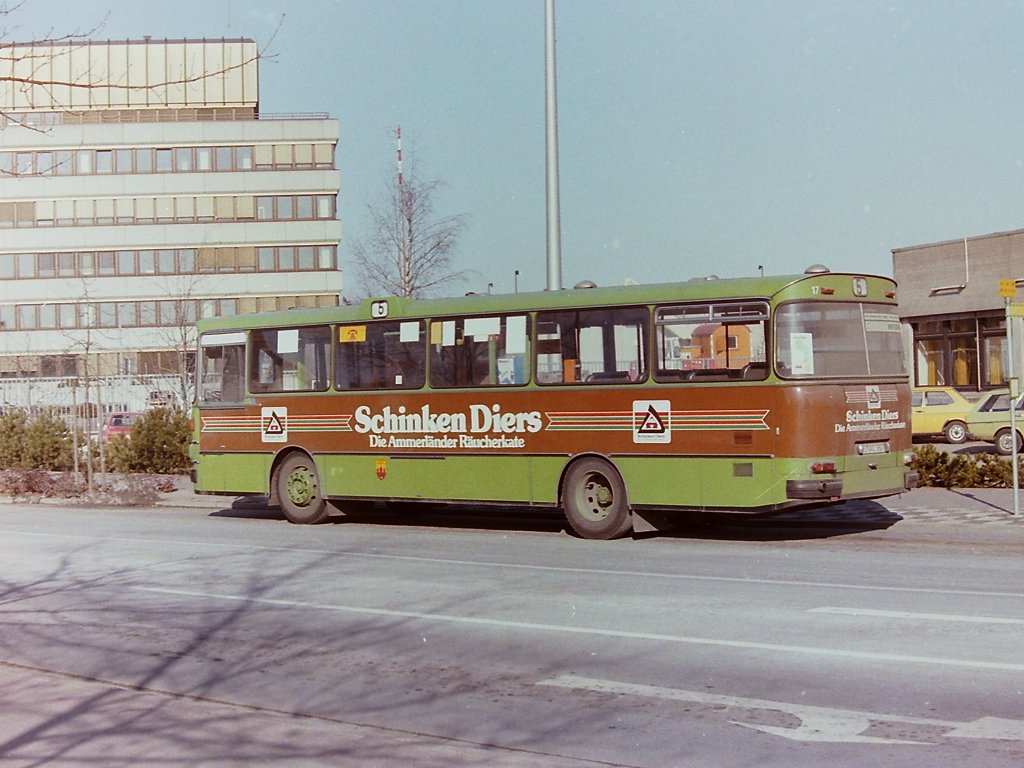 Wagen 17, OL-AC 967, EZ: 1976. Zum Zeitpunkt der Aufnahme 1984 trug der Bus seine dritte Werbung. Vorher war er der einzige Setra, mit WEIRAUCH-Werbung. Gestartet war der Bus mit eine gelben Reklame f�r Weine aus dem Hause SONNENGARTEN. Das Bild zeigt den Bus an der Endstation der Linie 5 am Ziegelhof. Die Setra waren zum Ende ihrer Dienstzeit fast nur noch auf den kilometerschwachen Linien 5, 6, 7 oder 12 eingesetzt.