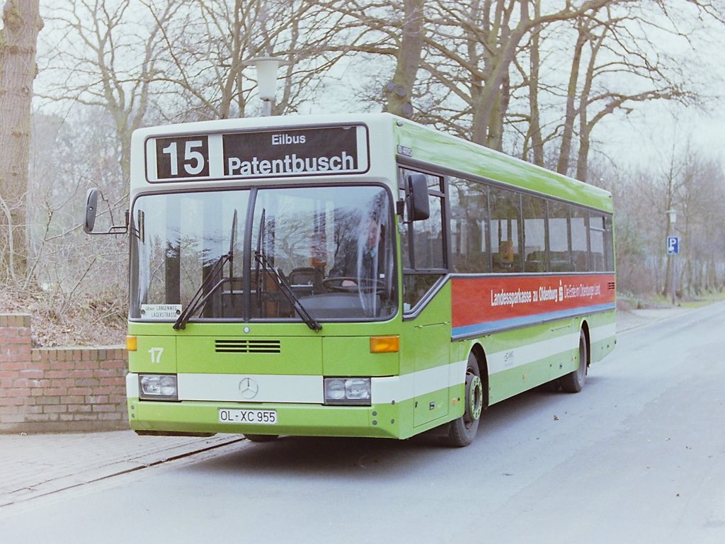 Wagen 17, OL-XC 955, Bj. 1987. Hier der Dritte im Bunde, aufgenommen im Oktober 1987 an der Endstation der Linie 15 am PATENTBUSCH. Das Zielschildtransparent wechselt gerade auf das neue Fahrziel HATTERW�STING. Interessant ist auch das kleine Zusatzschild in der rechten Frontscheibe. Die Busse mussten Wegen Bauarbeiten von der �blichen Fahrstrecke abweichen.
