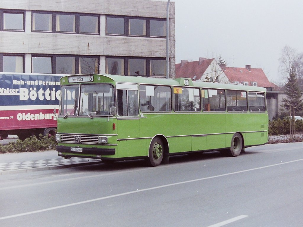 Wagen 18. Auch wenn es sich hier um einen Setra handelt, was die Seltenheit noch erh�ht, waren die Busse der Oldenbuger Vorortbahnen eigentlich immer mit Werbung im Einsatz. Als  gr�nne Minna  wie auf diesem Bild aus dem M�rz 1984, waren die Busse eigentlich nie zu sehen. Gab eine Firma einen Bus auf, oder andere Gr�nde zwangen dazu, den Bus mit anderer oder neuer Werbung zu versehen, verschwand der Bus im Depot und tauchte mit neuem Outfit wieder auf. In diesem Fall erhielt der Bus wieder eine Lackierung f�r die Werbegemeinschaft Haarenstra�e, allerdings ohne eine besondere Grundierung. So wie auf diesem Foto war der Bus mehrere Wochen im Stadtgebiet unterwegs. Von nun allerdings ohne den Schriftzug  SETRA  an der Front und ohne die Typenbezeichnung  S 130 S  an der Seite. Sie waren der �berarbeitung der Karosserie zum Opfer gefallen. Alle Busse vom Typ Setra 130 S schieden nach 10 Dienstjahren 1986 aus.