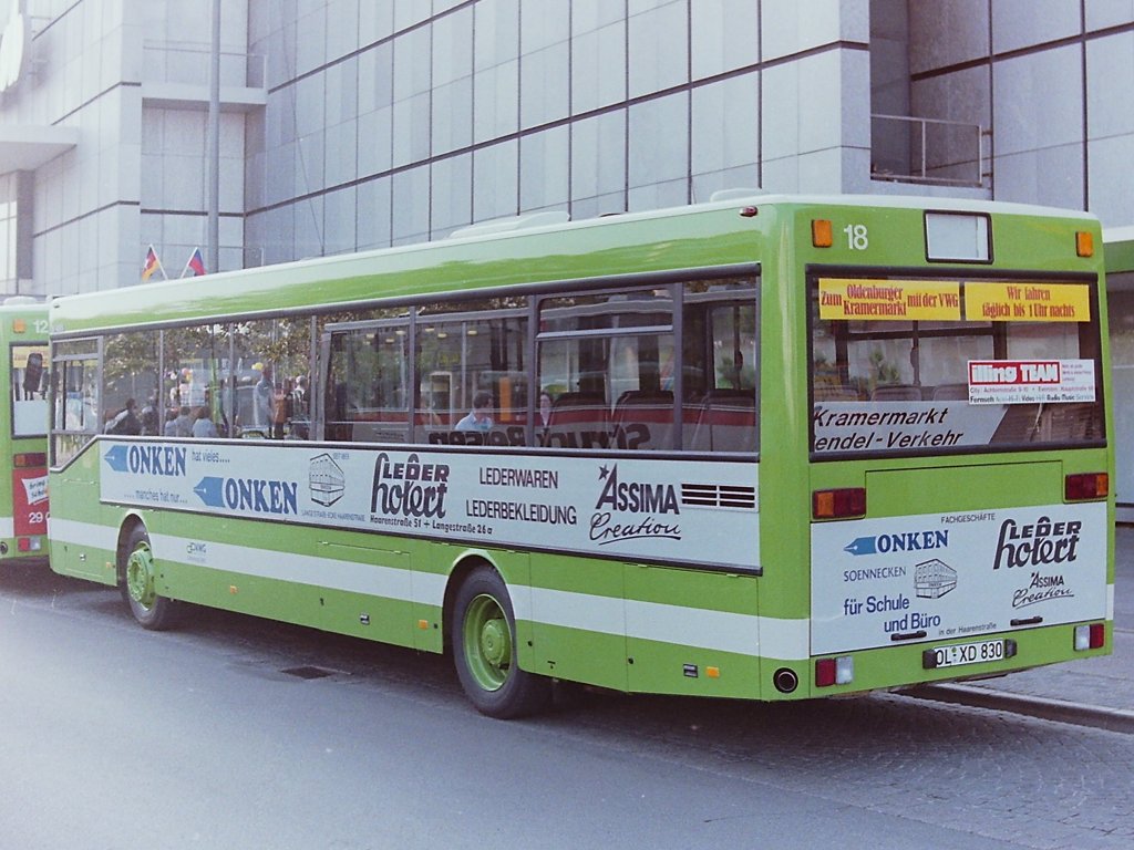 Wagen 18, OL-XD 830, Bj. 1987. Als Abl�ser f�r Wagen 26 geh�rt dieser Bus selbstverst�ndlich zur selben Zulassungsserie wie die Wagen 11 bis 17. Er kam jedoch wenige Tage nach den anderen Bussen und wurde dementsprechend sp�ter zugelassen. Daher passt sein Kennzeichen nicht in die Reihenfolge der anderen Wagen. Neben dem Schreibwarengesch�ft ONKEN, war nun auch Lederwaren HOLERT mit im Boot, bzw. auf dem Bus. Der steht hier am 26.09.1987 am Stadtmuseum West und wartet auf seinen ersten Einsatz im Pendelverkehr zum Kramermarkt. 