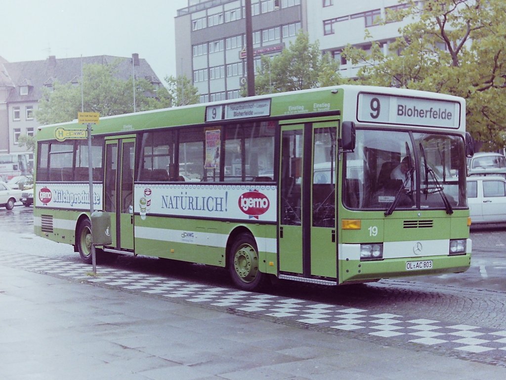 Wagen 19, OL-AC 803, Bj. 1988. Mit den Zulassungen 1988 wurden nur einige ausscheidende Busse ersetzt. Daf�r hatten die Busse, nat�rlich nur zuf�llig, wieder die Kombination  AC  im Kennzeichen. Seit den 50er Jahren, lange bevor es Wunschkennzeichen gab, waren die Busse in Oldenburg mit diesen Buchstaben im Kennzeichern zugelassen worden. Erst 1977 wurde auf die Kombination  NC  umgestellt. Ab dem Jahr 1983 verzichtete man v�llig auf eine einheitliche Buchstabenkombination. Von da an lie�en auch die Ziffern im Kennzeichen keinen R�ckschlu� mehr auf die Wagennummer zu. Das Bild entstand im September 1988 am Hauptbahnhof.
