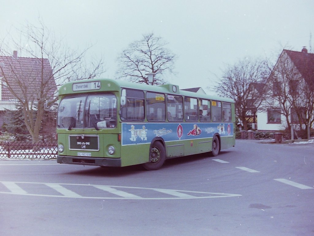 Wagen 19, OL-NC 519, EZ: 1977. Nachdem MAN 1975 die Produktion des SL 192 eingestellt hatte, waren es 1977 acht Busse des Typs MAN SL 200, um die der Fuhrpark der OVB Pekol erneuert wurde. Der SL 200 war zwar nur eine Weiterentwicklung des SL 192, der ja bereits 1968 als 750 HO-SL auf den Markt gekommen war, wirkte aber wegen der etwas st�rkeren Maschine, der frischen Farbgebung und der dreistufigen Automatik modern und zeitgem��. Mit der Anschaffung der Wagen 19 bis 26 trennte sich Pekol allerdings von einer alten Tradition. Jahrzehntelang trugen die Busse der OVB Pekol die Buchstabenkombination  AC  im Kennzeichen. Nach M�glichkeit war wenigstens die letzte Ziffer identisch mit der Wagennummer. Jetzt wurden die Busse mit der Kombination  NC  zugelassen, gefolgt von einer 5 und der Wagennummer. Das Bild zeigt den Bus mit der zweiten Version einer Werbung f�r die Oldenburger FLEISCHER-GILDE. Aufgenommen auf der Linie 14, am 17.02.83 an der Kreuzung Ofenerdieker Stra�e/Am Strehl.