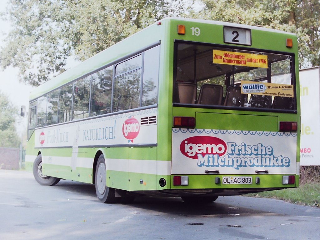 Wagen 19. Zwei Jahre sp�ter, noch mit derselben Werbung, steht der Bus hier in der Wendeschleife der Endstation FLUGHAFEN. Wie auch an Wagen 78 und 85 wurde aber ...