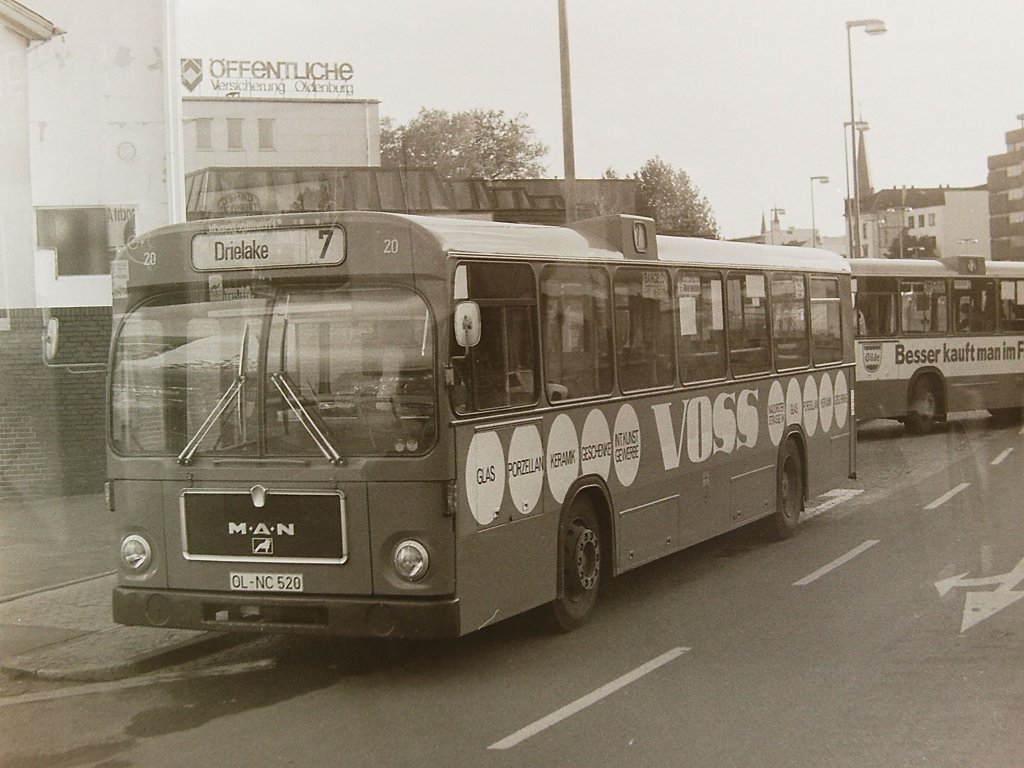 Wagen 20, OL-NC 520, EZ: 1977. Die Werbung f�r das Porzellanhaus VOSS an der Nadorster Stra�e war in rot und wei� gehalten. Das Bild zeigt den Bus am 10.10.81 auf dem Sp�tdienst der Linie 7. Diese endete damals am Stadtmuseum Ost. Dahinter ist �brigens ein Teil von Wagen 19 mit seiner ersten Werbung zu sehen.