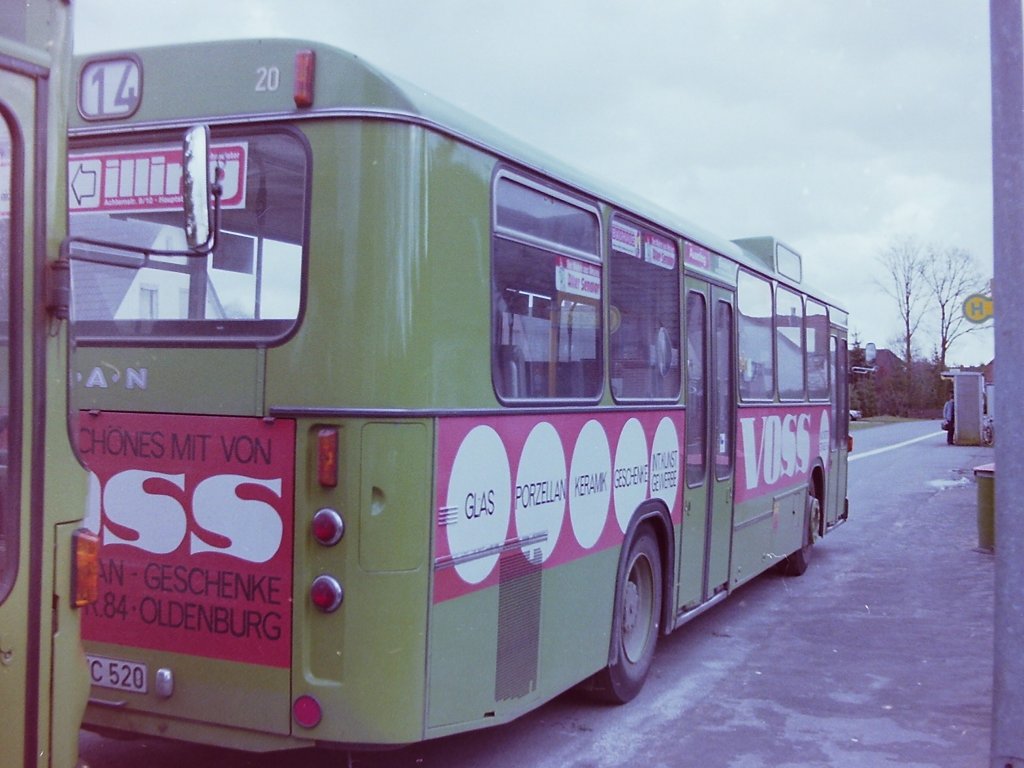 Wagen 20, OL-NC 520, EZ: 1977. Hier eine Farbaufnahme von Wagen 20 mit seiner einzigen Werbung. Sie entstand am 01.02.83 an der Endstation der Linie 14 in OFENERDIEK. Der Bus beerbte mit dieser Reklame Wagen 106, einen Daimler Benz O 305 aus dem Jahr 1969. Dieser Bustyp, die ersten Standardlinienbusse des Typ SL I, erwiesen sich als nicht besonders robust und wurden bereits teilweise schon 1977 wieder abgestellt. Wagen 106 erlebte noch den Winter 1977/78 und ging dann ausser Dienst.
