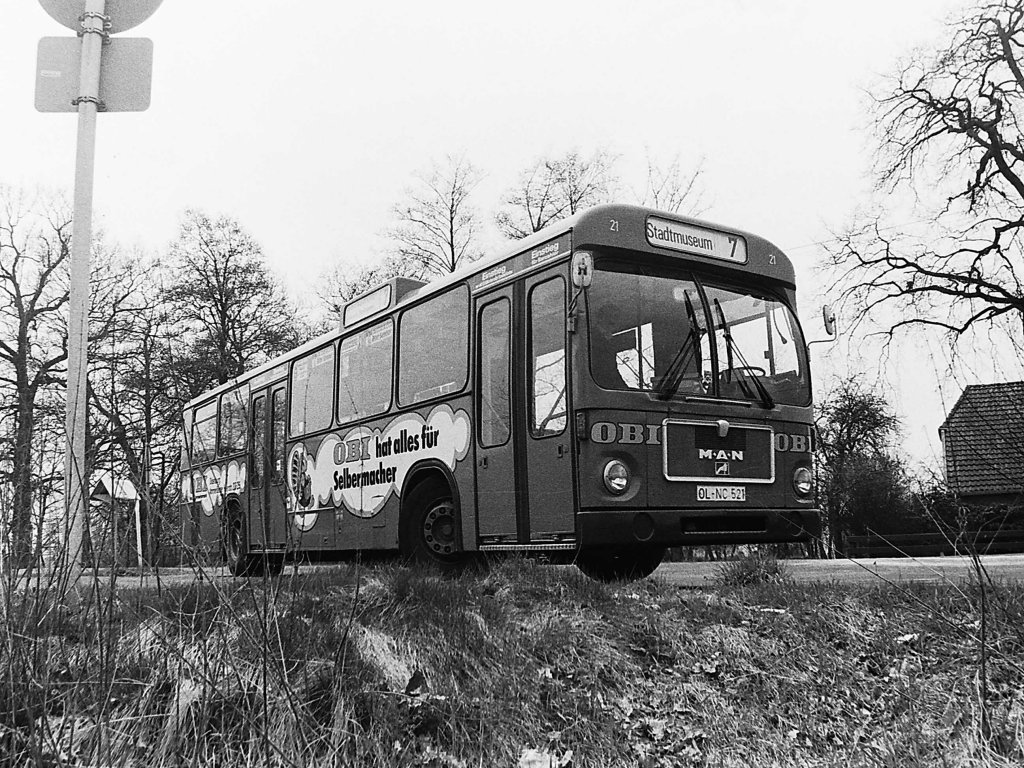 Wagen 21, OL-NC 521, EZ: 1977. Diese s/w-Aufnahme von Wagen 21 erm�glicht noch einmal einen Blick auf die Front, die von Anfang an mit dem OBI-Schriftzug ausgestattet war. Der Bus steht am 16.04.82 in der Wendeschleife der Endstation der Linie 7 in DRIELAKE.