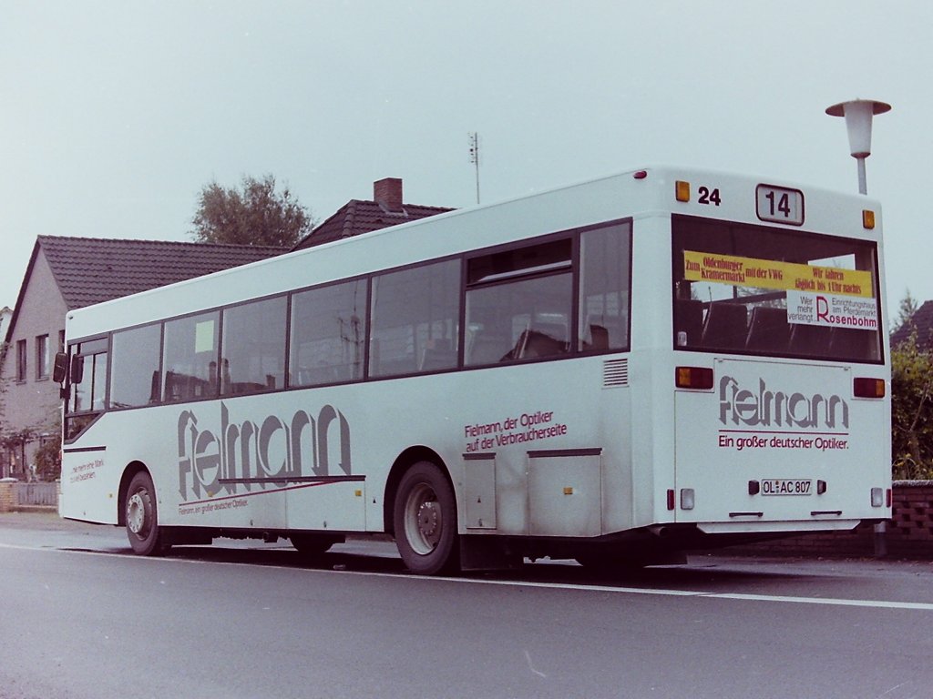 Wagen 24. Hier nochmal ein baumfreier Blick auf den Bus an der Endstation der Linie 14 in OFENERDIEK. Nat�rlich f�llt ein andersfarbiger Bus besser ins Auge, aber ...
