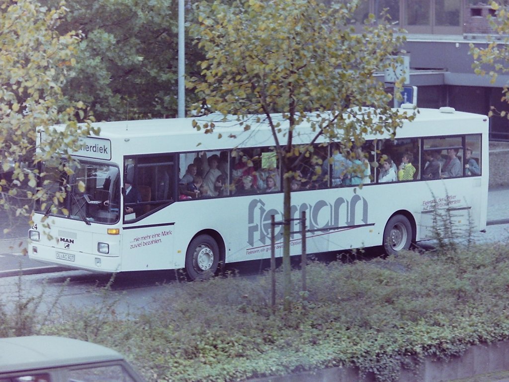 Wagen 24, OL-AC 807, Bj. 1988, FIN: WMA7910727B006413. Mit dem letzten Solowagen aus dem Jahrgang 1988, gab die Firma FIELMANN ihr Debut in Buswerbung in Oldenburg. Anders als bei Wagen 21 mit der VOLKSBANK-Werbung nutzte man wesentlich mehr, der zur Verf�gung stehenden Fl�che, aber von einer Vollwerbung konnte man auch bei diesem Fahrzeug nicht sprechen. Dieses Bild, aufgenommen aus dem Preisland-City SB, zeigt au�erdem wie gut ausgelastet der Bus ist.