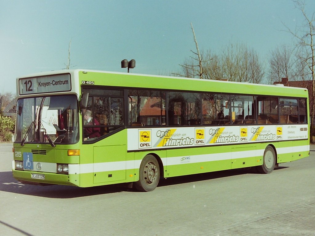 Wagen 25, OL-AX 325, Bj. 1989. Mit den Daimler Benz O 405 die 1989 angekauft wurden bot die VWG ihren Kunden einen neuen Service. Die Busse waren in der vorderen T�r mit einem Hublift ausgestattet, der es Rollstuhlfahrern erlaubte die Busse der VWG zu nutzen. Damit die Fahrzeuge auch nach Au�en hin als Behindertengerecht zu erkennen waren, wurden an der Front klappbare Schilder mit Rollstuhlsymbol angebracht. Da zun�chst nur sieben Busse mit den Hubliften ausgestattet waren wurden ihre Uml�ufe im Fahrplan gesondert gekennzeichnet. Die Technik war allerdings sehr aufwendig und der Vorgang zeitintensiv. Als Konsequenz fiel auch der vordere Handlauf im Eingangsbereich weg.