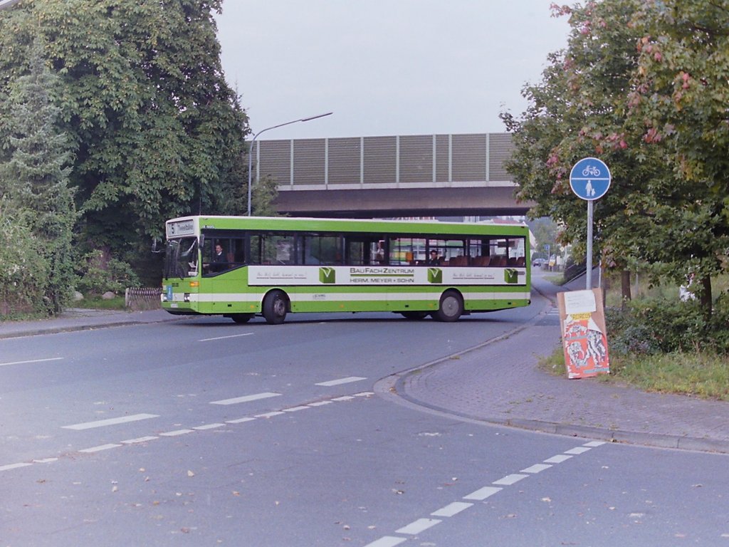 Wagen 26. Der Bus �bernahm die Werbung von Wagen 35, einem MAN SL 200 aus dem Baujahr 1979. Er verl��t auf diesem Foto gerade die Endstation der Linie 5 am Friedhofsweg/Nedderend. Die Aufnahme stammt aus dem September 1990. Wenige Monate sp�ter wurde der Bus umlackiert.