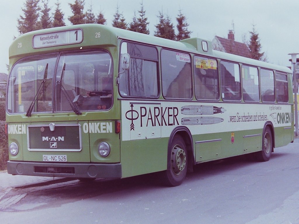 Wagen 26, OL-NC 526, EZ: 1977, aufgenommen am 06.03.83 an der Endstation der Linie 1 AM STADTRAND. Der Bus fuhr in seiner gesamten Dienstzeit unver�ndert und schied 1987 aus. Bereits nach wenigen Dienstjahren war an dem SL 200, wie fast bei allen Bussen aus diesem Jahrgang, eine von MAN gestiftete Plakette f�r 300.000 gefahrene Kilometer am K�hlergrill angebracht worden.