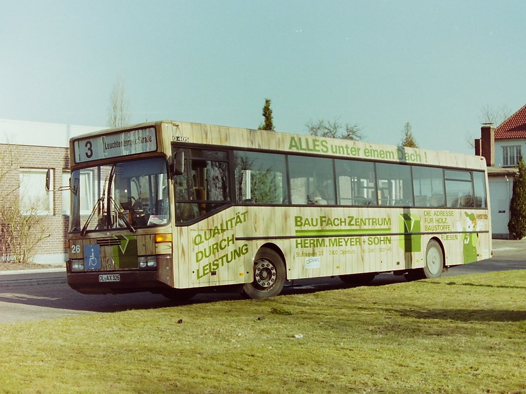 Wagen 26. Wie auch immer man zu der neuen Lackierung stehen mochte, die Fahrer, die sich sonst mit dem �u�eren Erscheinungsbild ihrer Arbeitspl�tze eher weniger auseinandersetzten, fanden daf�r so treffende Namen wie  Kartoffelkiste  oder  Bretterbude . In jedem Fall konnte man von einer einzigarten und sehr anspruchsvollen Vollwerbung sprechen. Dem Bus war ich an einem sonnigen M�rztag 1991 gefolgt, um an der Endstation der Linie 3 die Bilder von der neuen  Holzimatat-Lackierung  zu machen. Ich staunte dann ein wenig, ...