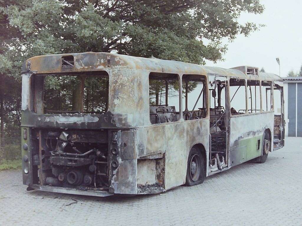 Wagen 28, ... nachdem der Bus am 19.08.85 an der Endstation der Linie 15 in HATTERW�STING vollst�ndig ausbrannte. Das Feuer brach im Motorraum aus und fra� sich schnell in den Fahrgastraum. F�r eine Brandbek�mpfung mit Bordmitteln blieb dem Fahrer keine Zeit.