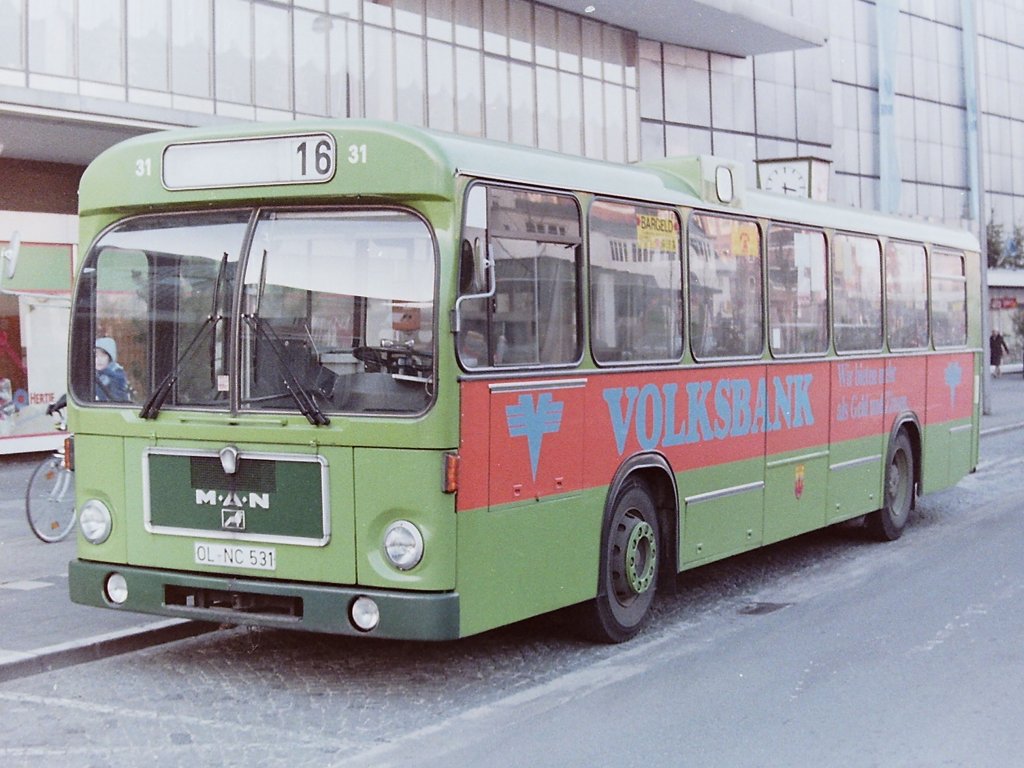 Wagen 31, OL-NC 531, EZ: 1978. Die Wagen 30 und 31 teilten sich nicht nur die Werbung f�r die VOLKSBANK, sondern hatten auch sonst �hnliche Lebensl�ufe. Auf diesem Foto, aufgenommen am 04.12.83 an der Reserveposition am STADTMUSEUM WEST ist gut zu erkennen, dass nach Karosseriearbeiten, unter dem mittleren Fenster zus�tzliche senkrechte Streben eingef�gt sind. Im ersten Halbjahr des folgenden Jahres hatte der Bus einen Unfall mit Frontschaden, weswegen die vordere Klappe gewechselt werden musste und ...