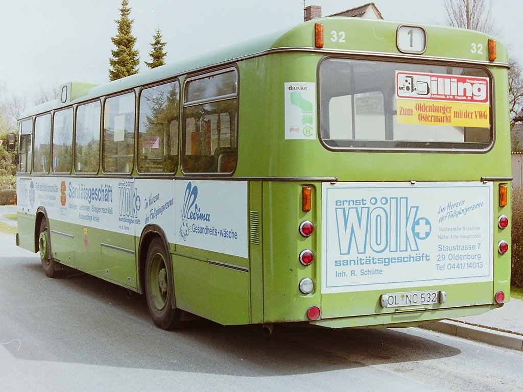 Wagen 32, OL-NC 532, EZ: 1978. Von dem Bus mit seiner urspr�nglichen Werbung COMTRONIC besitze ich leider keine verwertbaren Bilder. Bereits nach drei Jahren erhielt der Wagen Werbung f�r das M�belhaus WEIRAUCH. Wie alle Weirauch-Busse, wurde auch er Ende 1984 umlackiert. Mit der Reklame f�r das Sanit�tshaus W�LK war der Bus dann bis zu seinem Ausscheiden 1988 im Einsatz. Als zum Winterfahrplan 1987/88, am 05.10.87 zum ersten Mal die Linie 13, vom Hauptbahnhof zur Universit�t, ihren Dienst aufnahm, war Wagen 32 der erste Bus auf dieser neuen Linie. 
