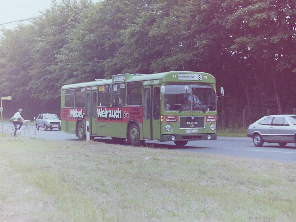 Wagen 32, OL-NC 532, EZ: 1978. Der Bus befindet sich hier auf der Alexanderstra�e in Richtung der Endstation Leuchtenburger Stra�e. In diesem Fall biegt er gleich nach rechts in die Stra�e  Schwarzer Weg  ein, um dann in der Wiefelsteder Stra�e die Fahrt zu beenden. Wenn die Busse der Linie 3 die verl�ngerte Streckenf�hrung, nach Heidkamp oder Ofenerfeld bedienten, bogen sie bereits im Alexandersfeld rechts ab und passierten die Endstation LEUCHTENBURGER STRASSE in entgegengesetzter Richtung, um dann �ber Schwarzer Weg wieder auf die Alexanderstra�e in Richtung Metjendorf weiter zu fahren. Diese Aufnahme mit der zweiten Werbung entstand am 01.07.83.