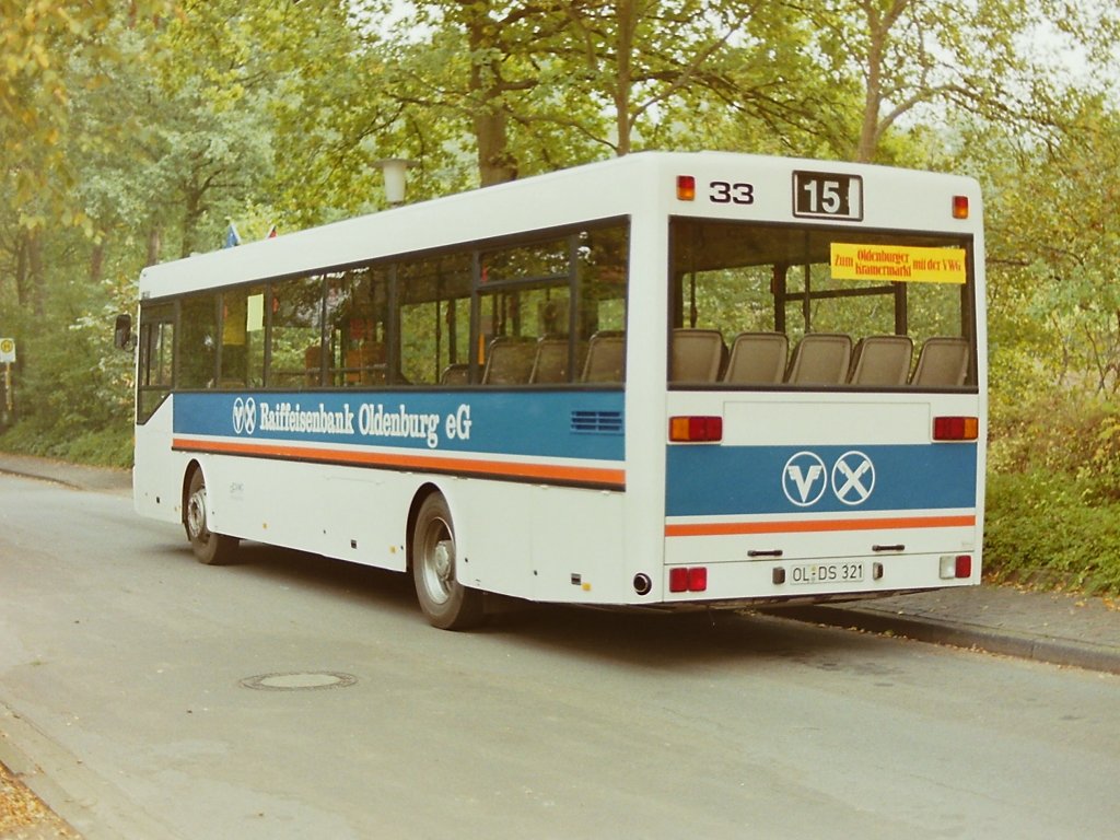 Wagen 33. Hier steht der Bus dann an der Endstation am PATENTBUSCH. Die Werbung unterscheidet sich deutlich zu dem zwei Jahre �lteren Wagen 21, der ebenfalls VOLKSBANK/RAIFEISENBANK-Werbung tr�gt. Wagen 33 war mit dieser Werbung bis zu seinem Ausscheiden unterwegs. Es wurden lediglich noch weitere Elemente hinzugef�gt, wie sie auf dem Bild unter dem folgenden LINK betrachtet werden k�nnen : http://fotobus.msk.ru/photo/397831/