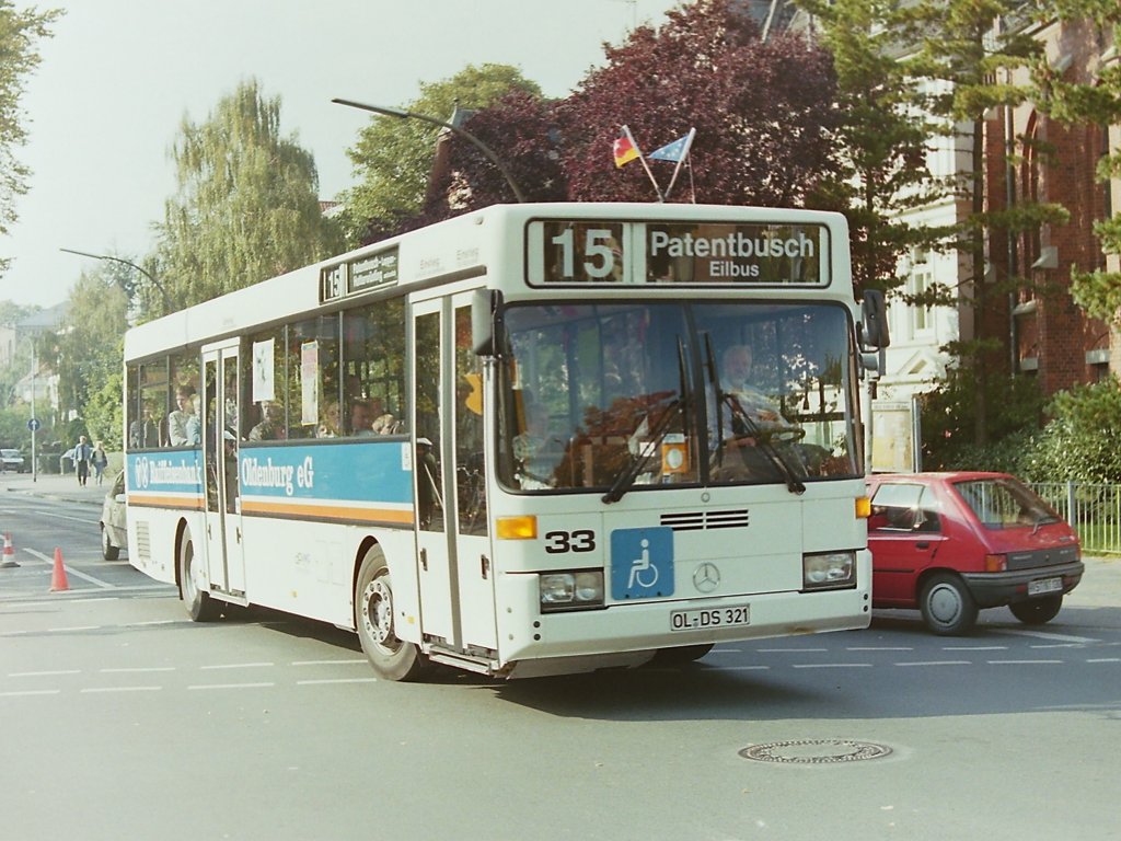 Wagen 33, OL-DS 321, Bj. 1990, FIN: WDB35700013062505. Wagen 33, hier mit R�diger Seehausen am Steuer, aufgenommen am 29.09.90, w�hrend des Kramermarktumzuges, war Nachfolger f�r Wagen 47.