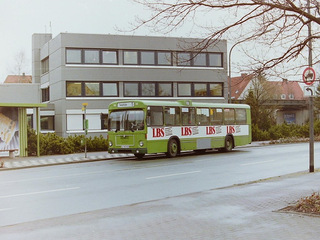 Wagen 33, OL-NC 533, EZ: 1978. Wie alle Busse mit Werbung f�r die �ffentliche Bausparkasse, kurz �BS, bekam auch dieser Bus 1987 ein neues Aussehen. Auf diesem Bild mit unbekannten Aufnahmedatum, steht der Bus zus�tzlich mit einer neuen, noch unlackierten, Seitenplanke an der Endstation der Linie 5 ZIEGELHOF. Von Wagen 34 besitze ich �brigens kein Foto mit Werbung der LANDESBAUSPARKASSE.