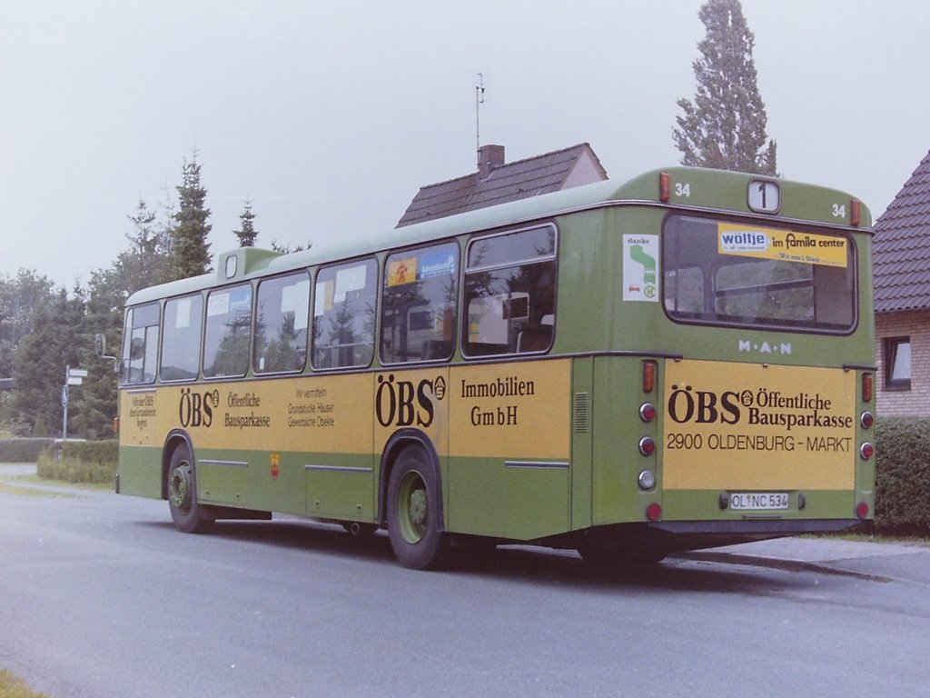 Wagen 34, OL-NC 534, EZ: 1979. Auf Wagen 33 aus dem Baujahr 1978 folgte 1979 Wagen 34, ebenfalls mit �BS-Werbung. Vergleicht man diese Aufnahme, ebenfalls von der Endstation AM STADTRAND aus dem September 1984, mit der Aufnahme von Wagen 33, wird schon an der Heckklappe deutlich, dass keine zwei �BS-Busse identisch waren. Dazu folgen sp�ter noch detaillierte Aufnahmen. Mit Umgliederung der �ffentlichen Bausparkasse �BS in die Landesbaussparkasse LBS wurden alle Busse mit �BS-Werbung umlackiert.