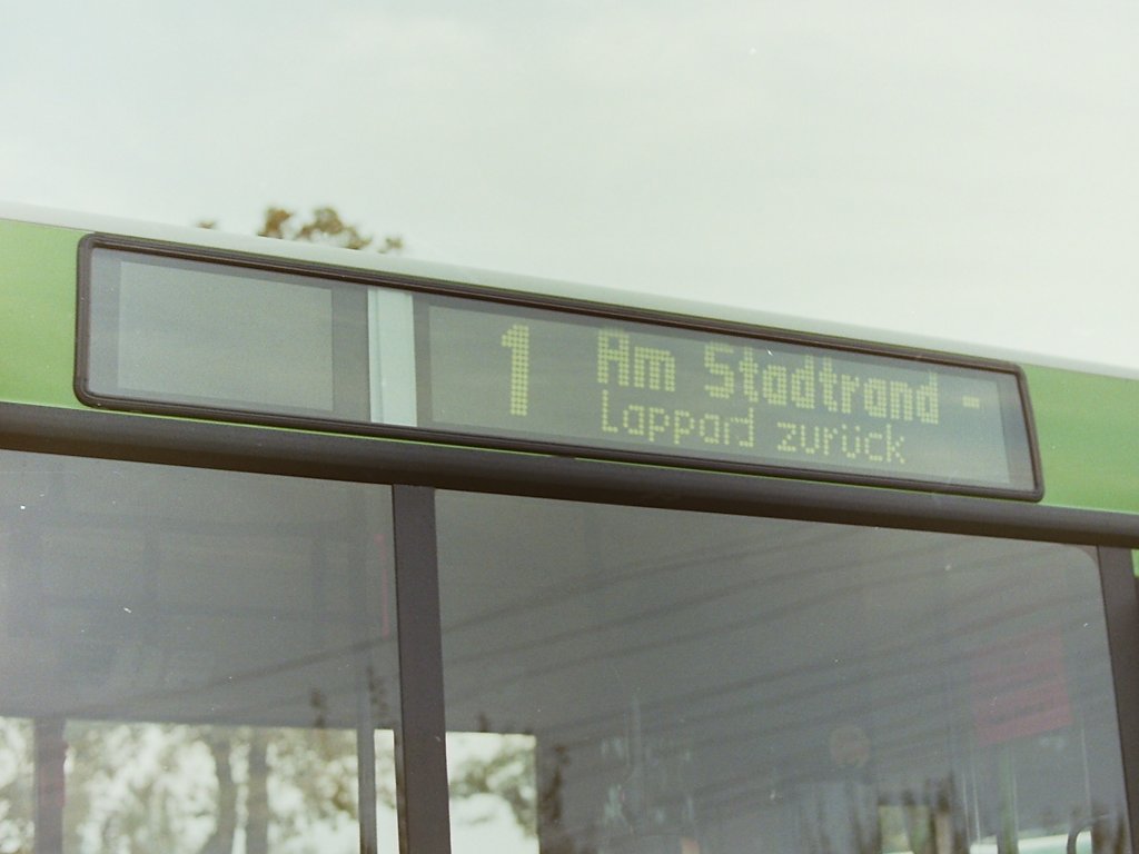 Wagen 35. Die beiden Bilder machen es deutlich. Die Anzeige wechselt zwischen  Am Stadtrand - Lappan - Eversten - und zur�ck . Die Aufnahmen entstanden im Oktober 1990 an der Endstation der Linie 1 in EVERSTEN. 