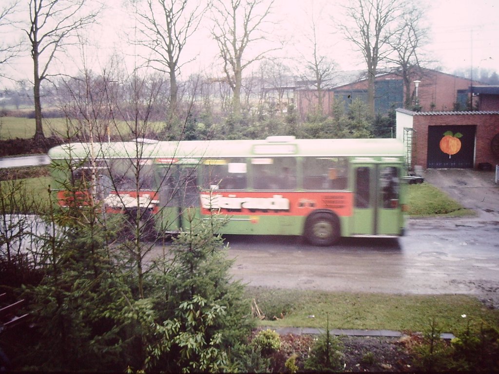 Wagen 35. Dieses Bild zeigt den Bus zwar ebenfalls mit der ersten Werbung, die Aufnahme ist trotzdem etwas Besonderes. Von Mai bis Oktober 1980 wurde der Scheideweg zwischen der Wei�enmoorstra�e und dem B�rgerbuschweg im Rahmen von Kanalarbeiten aufgerissen und ausgebaut. In dieser Zeit war den Bussen von Pekol die Durchfahrt der Baustelle nur in Richtung stadteinw�rts m�glich. In Richtung AM STADTRAND und OFENERDIEK mussten die Busse der Linie 1 und 14 �ber Sackhofsweg und Wei�enmoorstra�e ausweichen. Der Sackhofsweg war zu diesem Zweck sogar zur Einbahnstra�e erkl�rt worden. Mir kam das entgegen, denn unser damaliges Wohnhaus lag an der Kreuzung Sackhofsweg/B�rgerbuschweg, wo extra eine Haltestelle eingerichtet war. Hin und wieder verga� ein Fahrer mal am Sackhofsweg abzubiegen und fuhr �ber den B�rgerbuschweg stadtausw�rts. Das Foto oben entstand aber sp�ter, zwischen dem 12. und 15.03.1981. In dieser Zeit war im Scheideweg nach einem heftigen Unwetter die Stra�e abgesackt, und die Busse mussten in beiden Richtungen �ber Sackhofsweg und B�rgerbuschweg ausweichen.