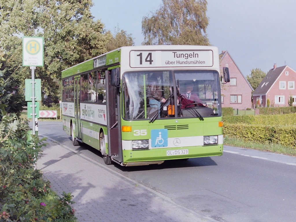 Wagen 35. Hier der Bus noch einmal auf der Linie 14 an der Haltestelle Am Strehl. Wie gesagt auf diesem Bild ist der Bus gerade einen Monat alt. Er trug diese Werbung weit �ber sein Ausscheiden bei der VWG in Oldenburg hinaus. Der folgende Link f�hrt zu einer Aufnahme des Busses vom 05.01.2010 aus der Provinz Karagandy in Kasachstan, �brigens fast aus derselben Perspektive :  >>http://fotobus.msk.ru/photo/210867/<<. Mittlerweile hat der Bus eine neue Werbung : >>http://fotobus.msk.ru/vehicle/174267/<<.