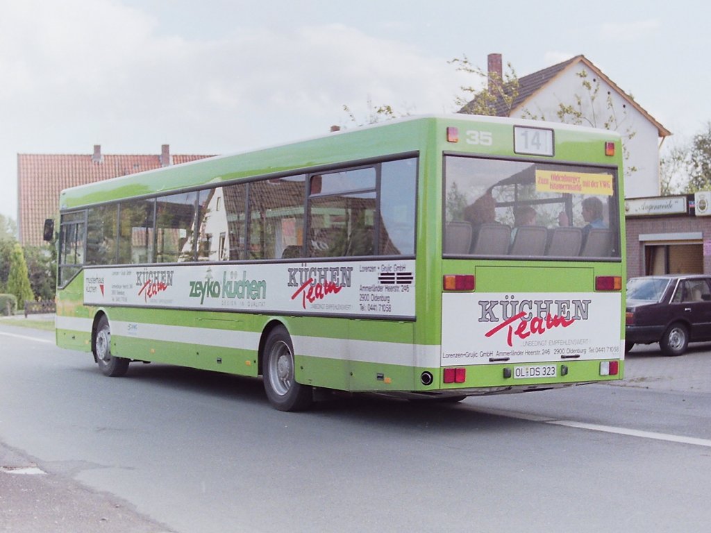 Wagen 35, OL-DS 323, Bj. 1990, FIN: WDB35700013062557. Auch mit Wagen 35 pr�sentierte sich eine Firma, die bislang nicht auf Bussen geworben hatte. Das K�CHEN-TEAM an der Ammerl�nder Heerstra�e konnte nat�rlich zum damaligen Zeitpunkt, auch diese Bilder stammen noch aus dem September 1990, nicht ahnen, dass dieser Bus das Unternehmen weit �ber die Grenzen Oldenburgs hinaus bekannt machen w�rde. Aber dazu sp�ter. Zun�chst nutzte die VWG das Fahrzeug zur Erprobung. 