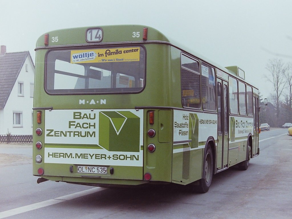 Wagen 35, OL-NC 535, EZ: 1979. Der Bus war urspr�nglich mit Werbung f�r das M�belhaus WEIRAUCH versehen gewesen. Im Novemer 1984 wurde auch er umlackiert. Fast Ton in Ton mit der Wagenfarbe fuhr er bis zu seinem Ausscheiden Werbung f�r das Bau-Fachzentrum HERM. MEYER & SOHN im Stubbenweg. Die Aufnahme entstand im April 1985 an der Endstation der Linie 14 in OFENERDIEK.
