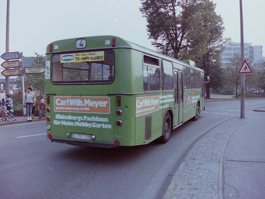 Wagen 36, ... zum Vergleich der Bus aus derselben Perspektive mit der urspr�nglichen Lackierung aus dem Jahr 1979, aufgenommen w�hrend des Kramermarktumzuges, am 02.10.82 auf dem Pferdemarkt.